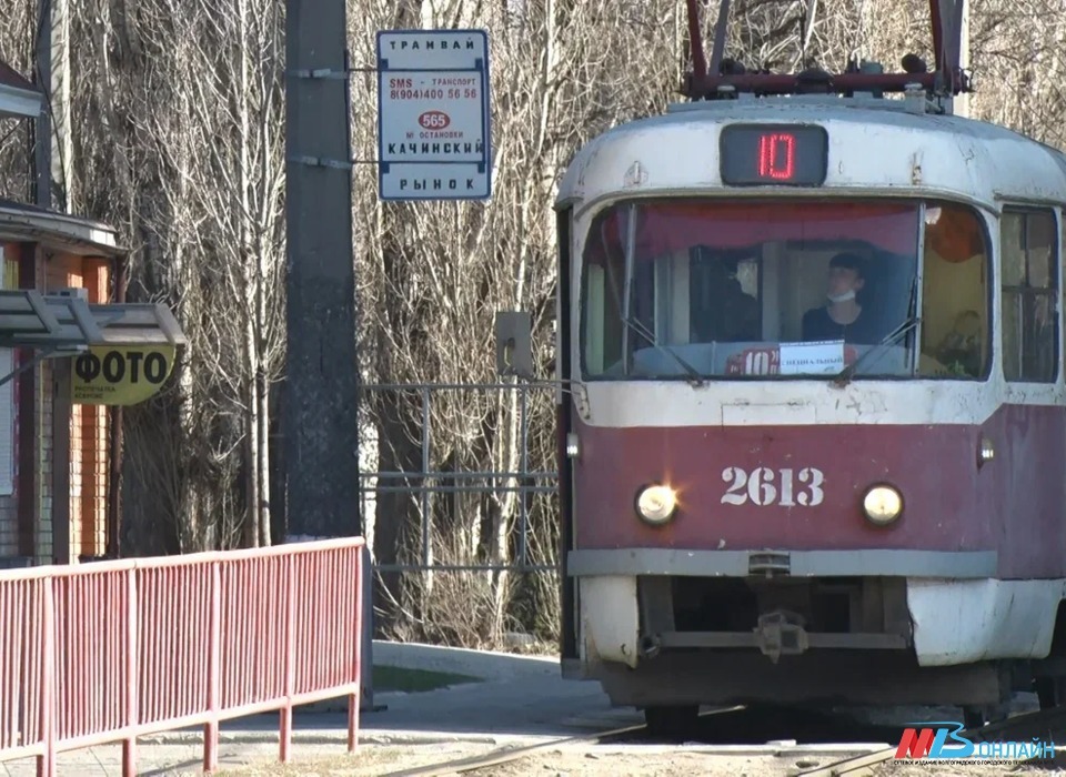 В Волгограде неизвестные обстреляли трамваи из пневматики